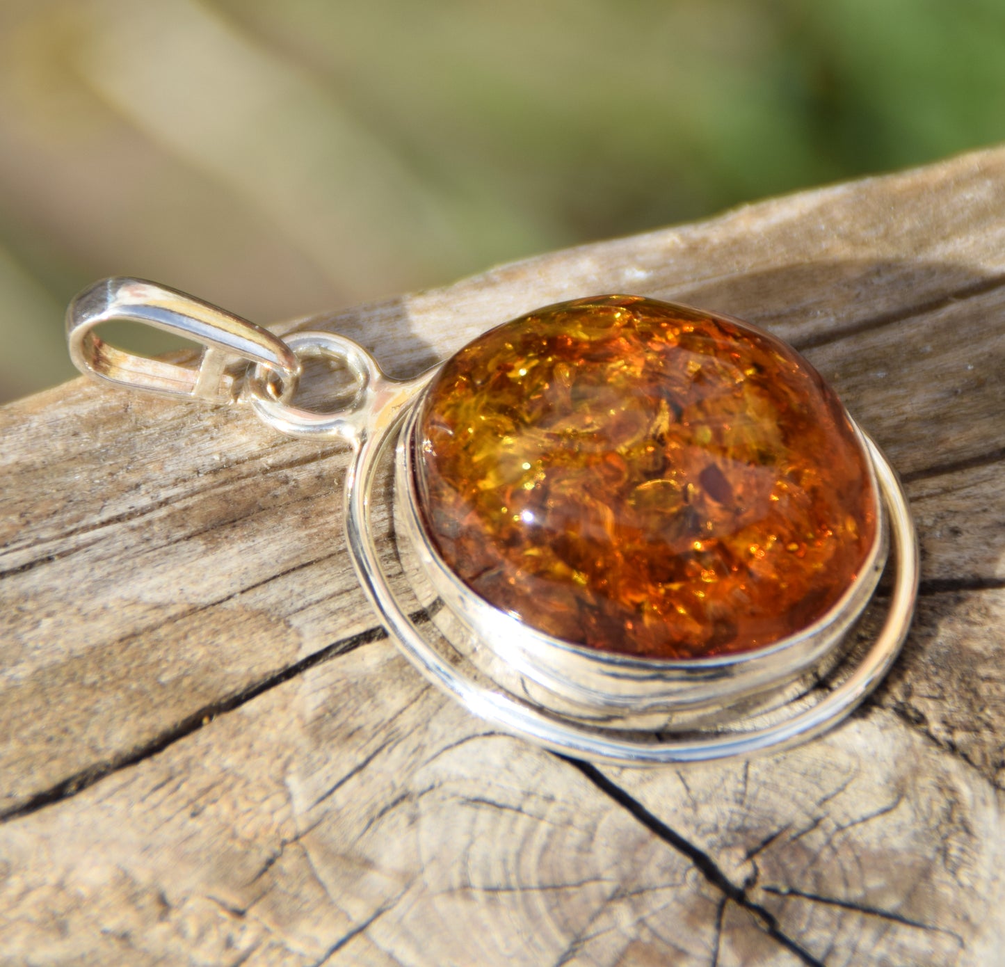 Importante ciondolo rotondo con Ambra naturale color cognac e Argento 925, MJ Baltica, BW006