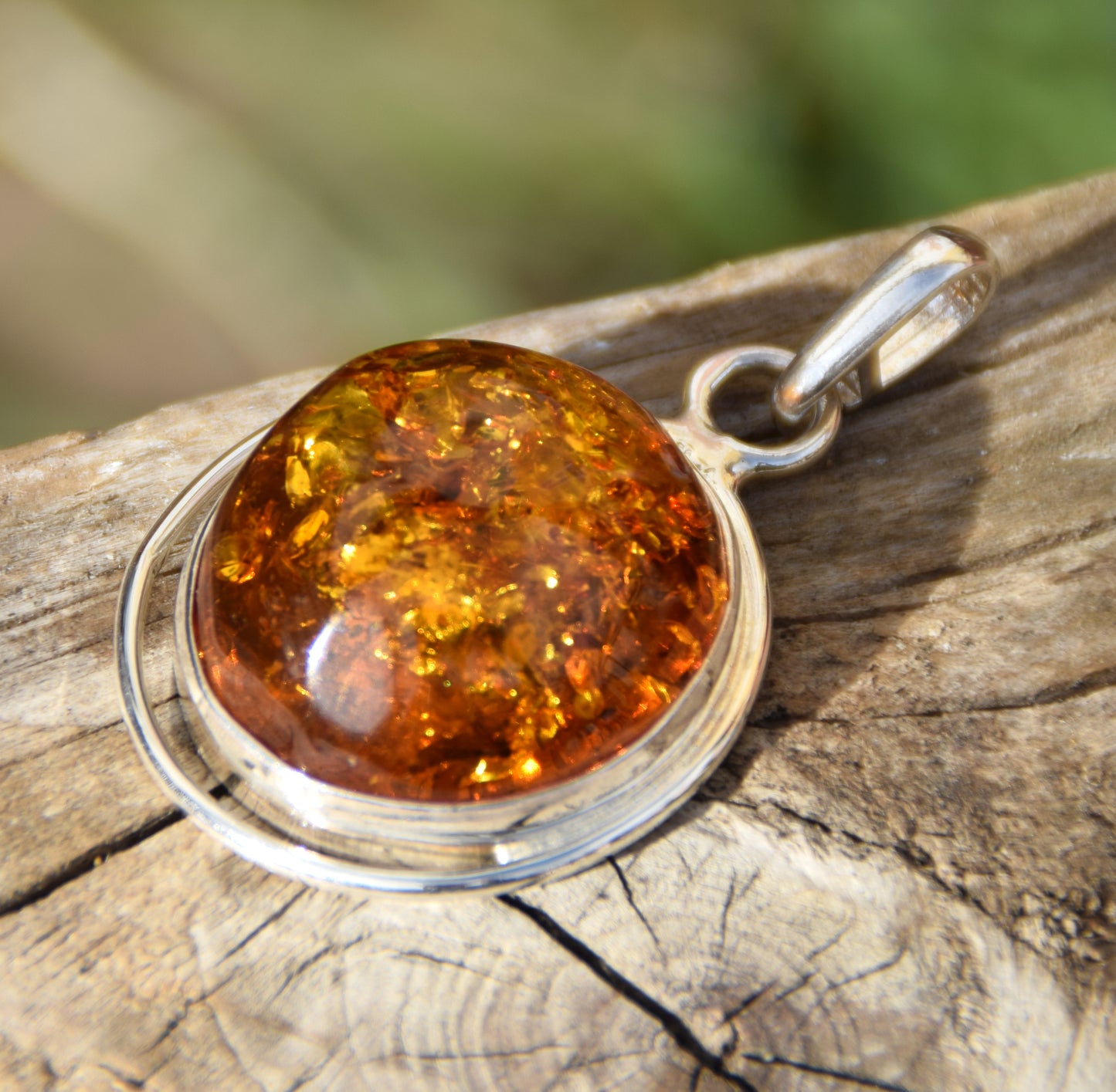 Importante ciondolo rotondo con Ambra naturale color cognac e Argento 925, MJ Baltica, BW006