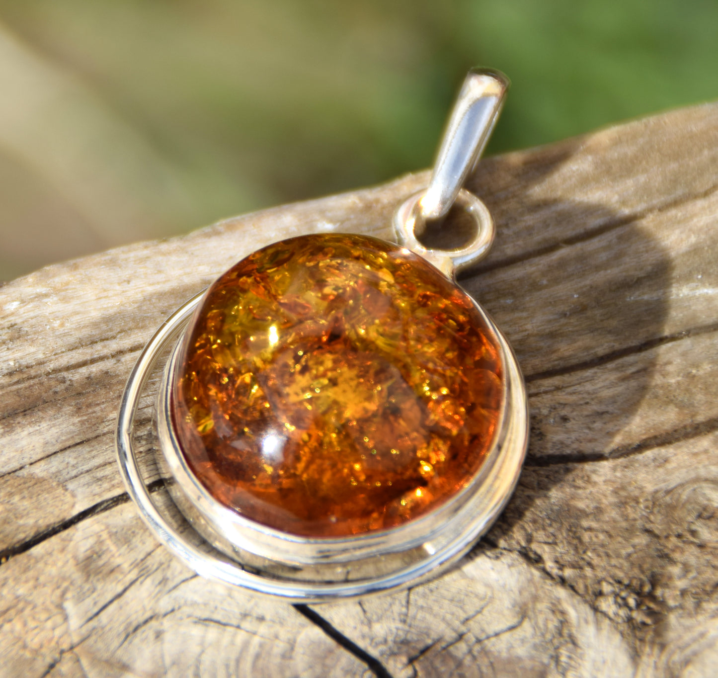 Importante ciondolo rotondo con Ambra naturale color cognac e Argento 925, MJ Baltica, BW006