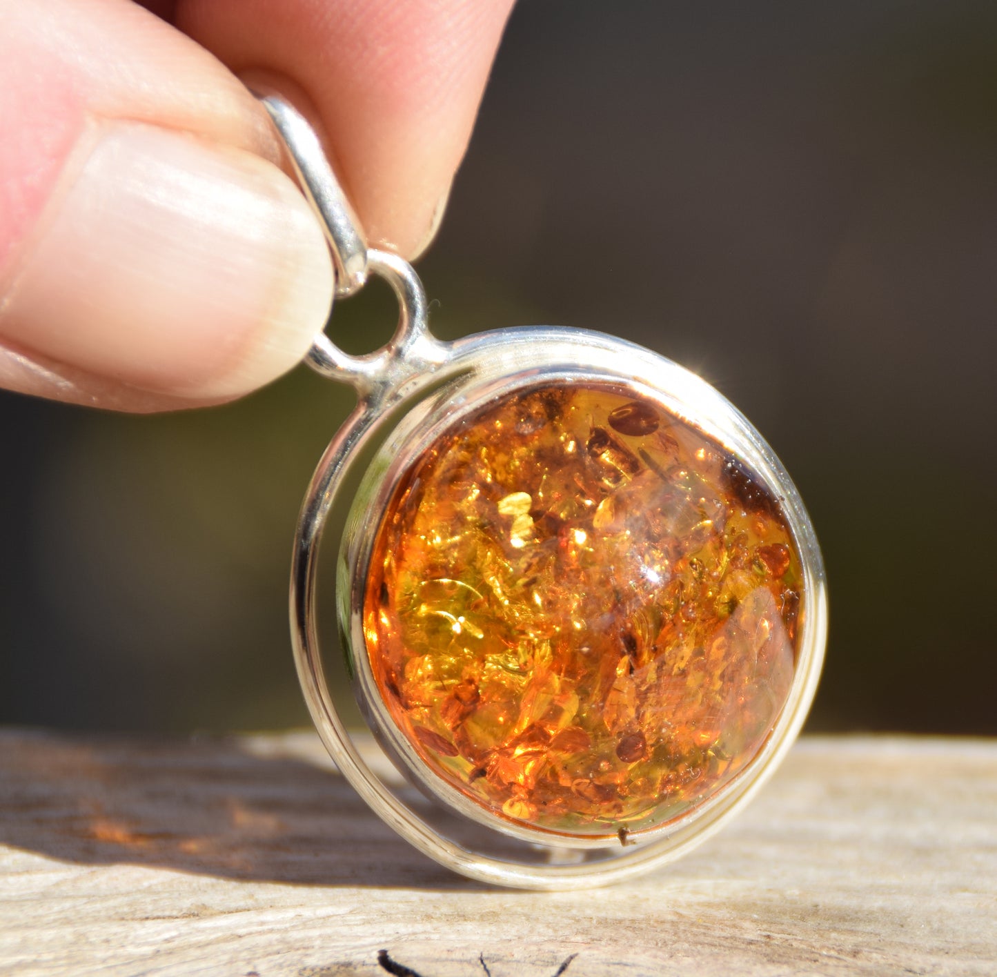 Importante ciondolo rotondo con Ambra naturale color cognac e Argento 925, MJ Baltica, BW006