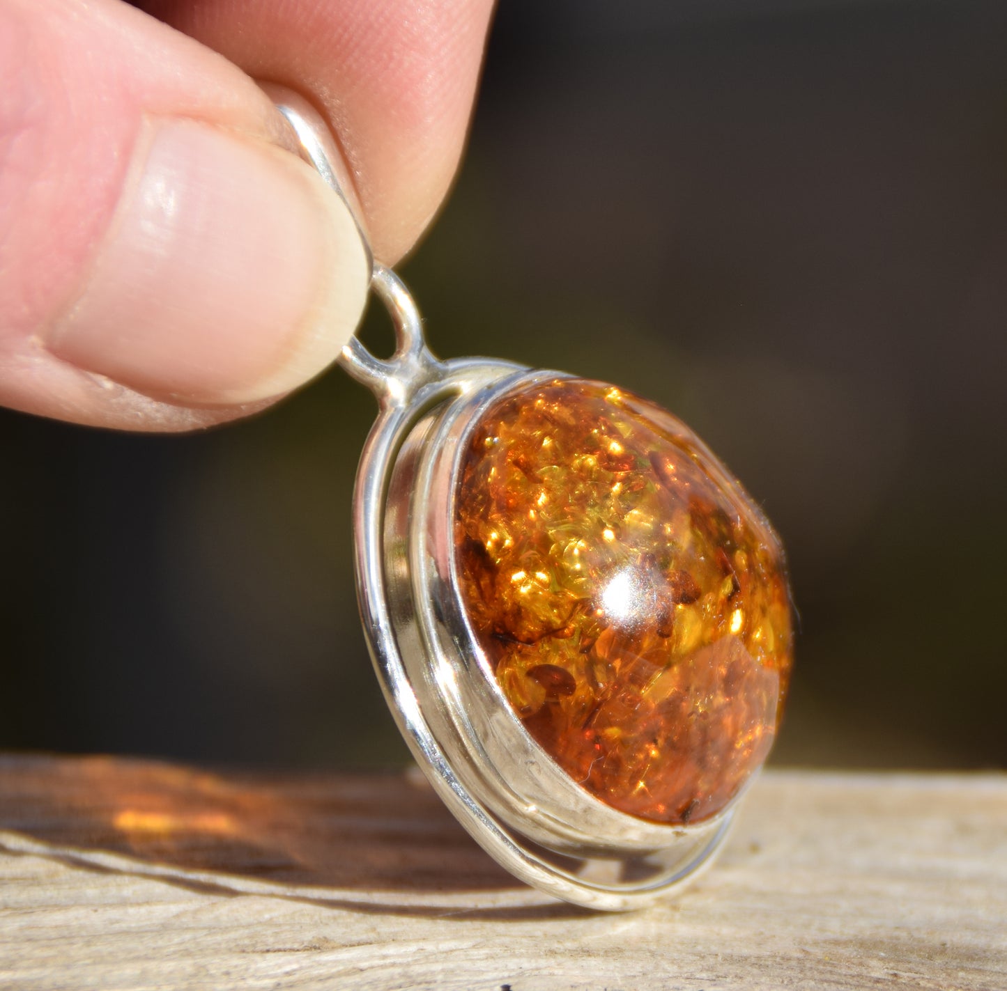 Importante ciondolo rotondo con Ambra naturale color cognac e Argento 925, MJ Baltica, BW006
