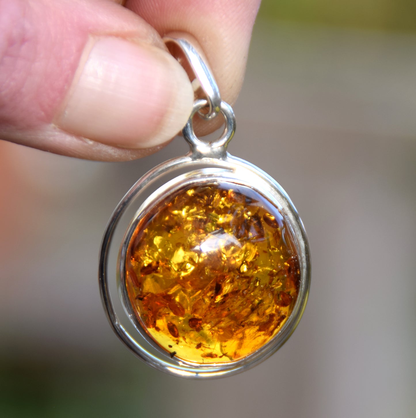 Importante ciondolo rotondo con Ambra naturale color cognac e Argento 925, MJ Baltica, BW006
