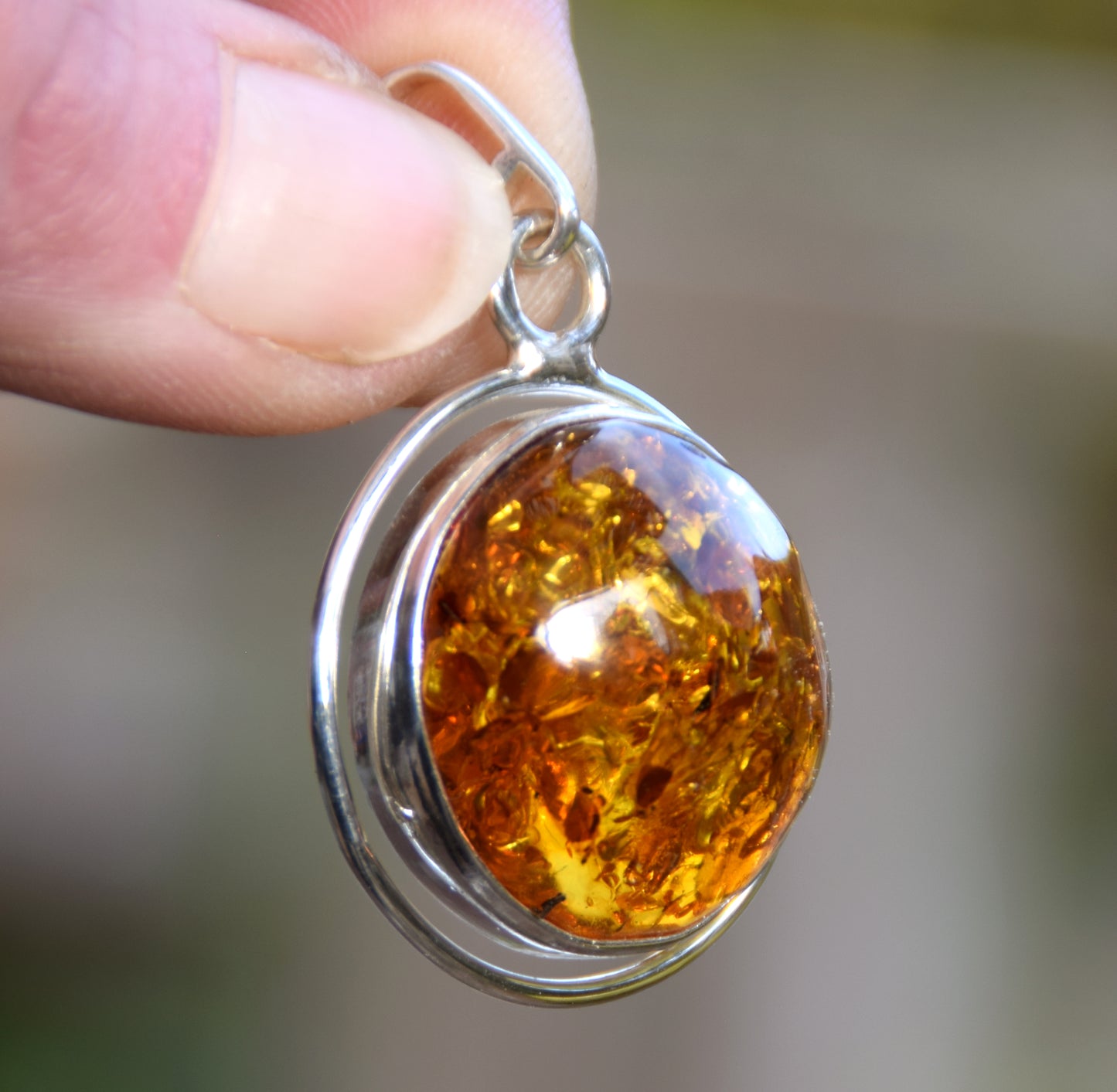 Importante ciondolo rotondo con Ambra naturale color cognac e Argento 925, MJ Baltica, BW006