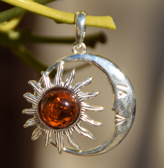 Romantico ciondolo con il sole e luna in Ambra naturale color cognac e Argento 925, MJ Baltica, BW045