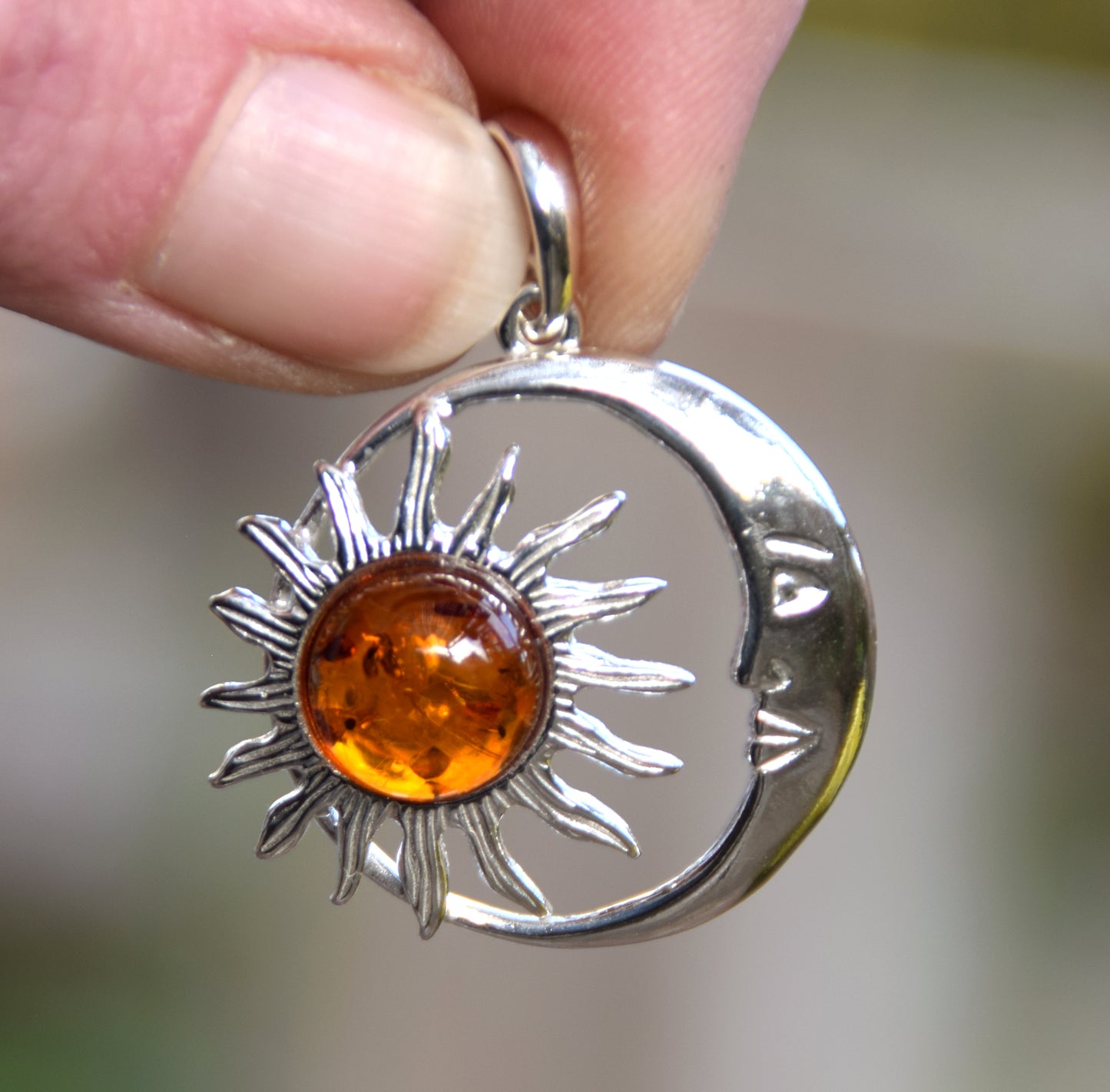 Romantico ciondolo con il sole e luna in Ambra naturale color cognac e Argento 925, MJ Baltica, BW045