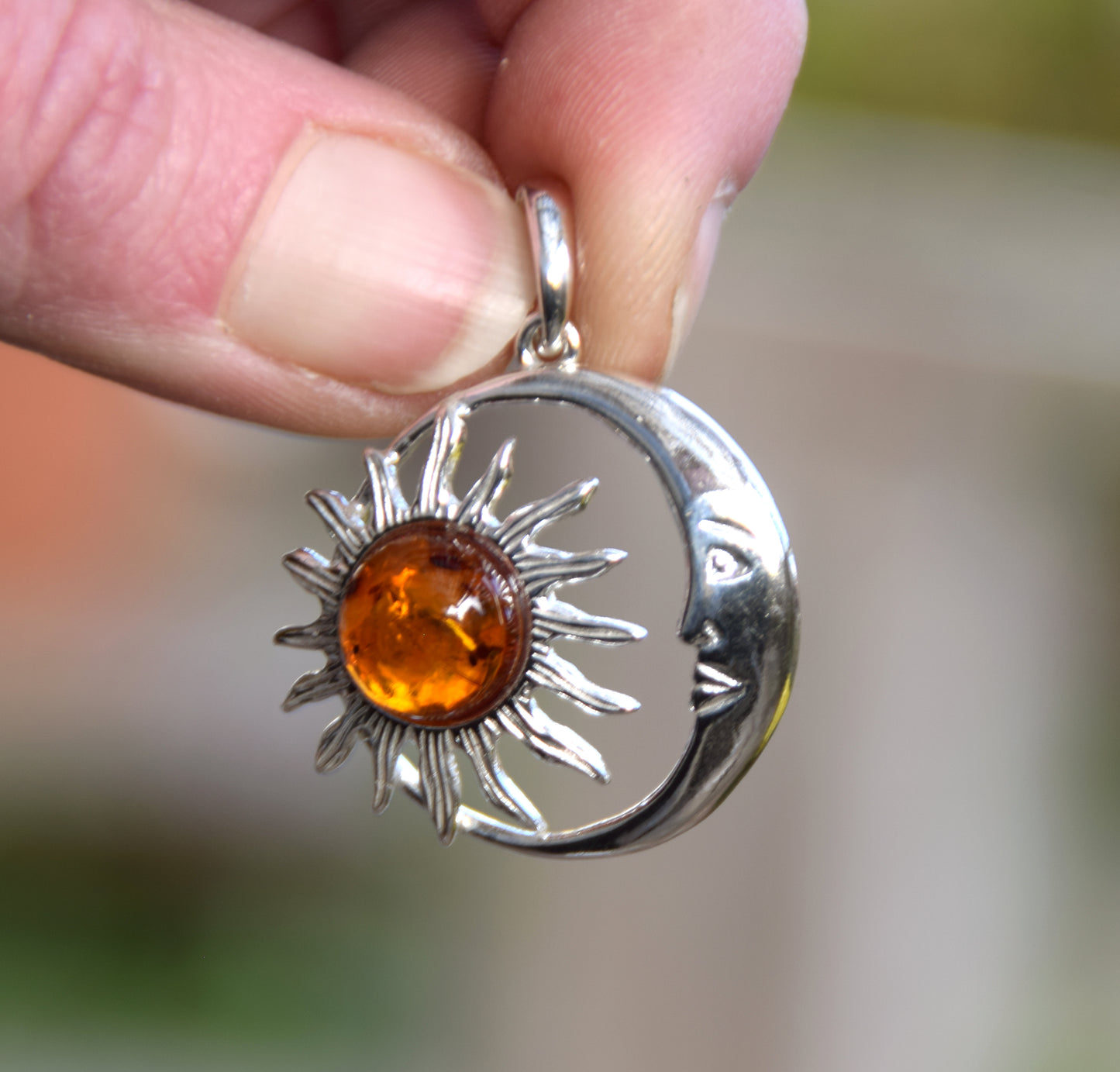 Romantico ciondolo con il sole e luna in Ambra naturale color cognac e Argento 925, MJ Baltica, BW045