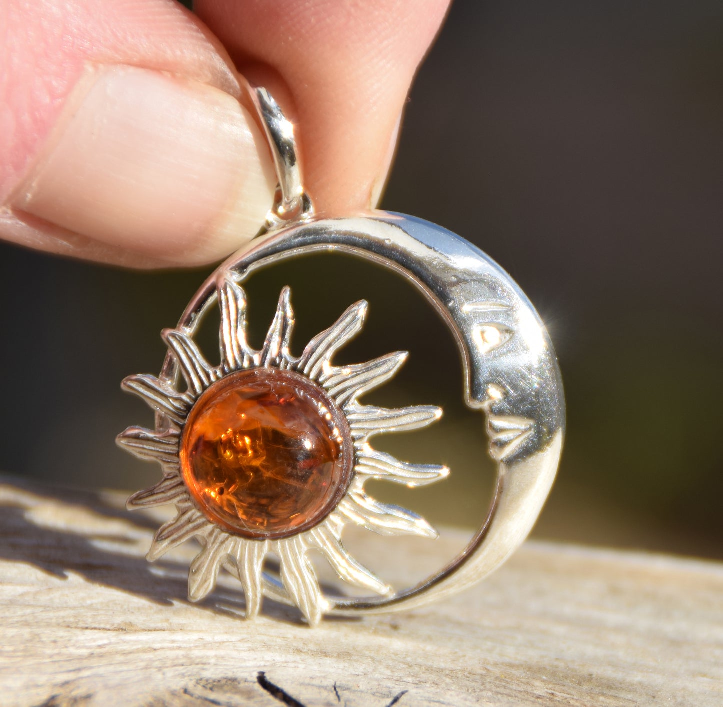 Romantico ciondolo con il sole e luna in Ambra naturale color cognac e Argento 925, MJ Baltica, BW045