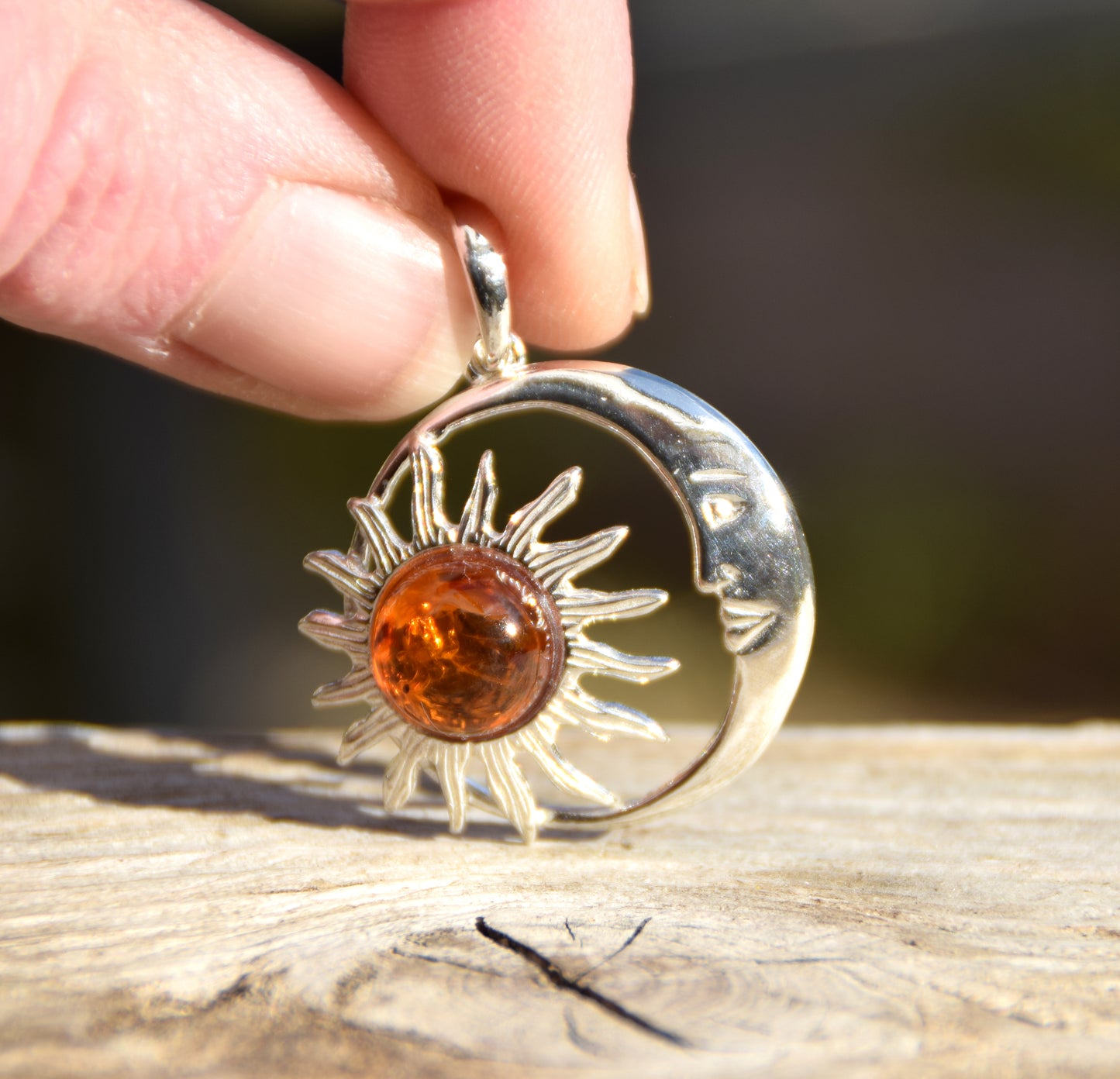 Romantico ciondolo con il sole e luna in Ambra naturale color cognac e Argento 925, MJ Baltica, BW045