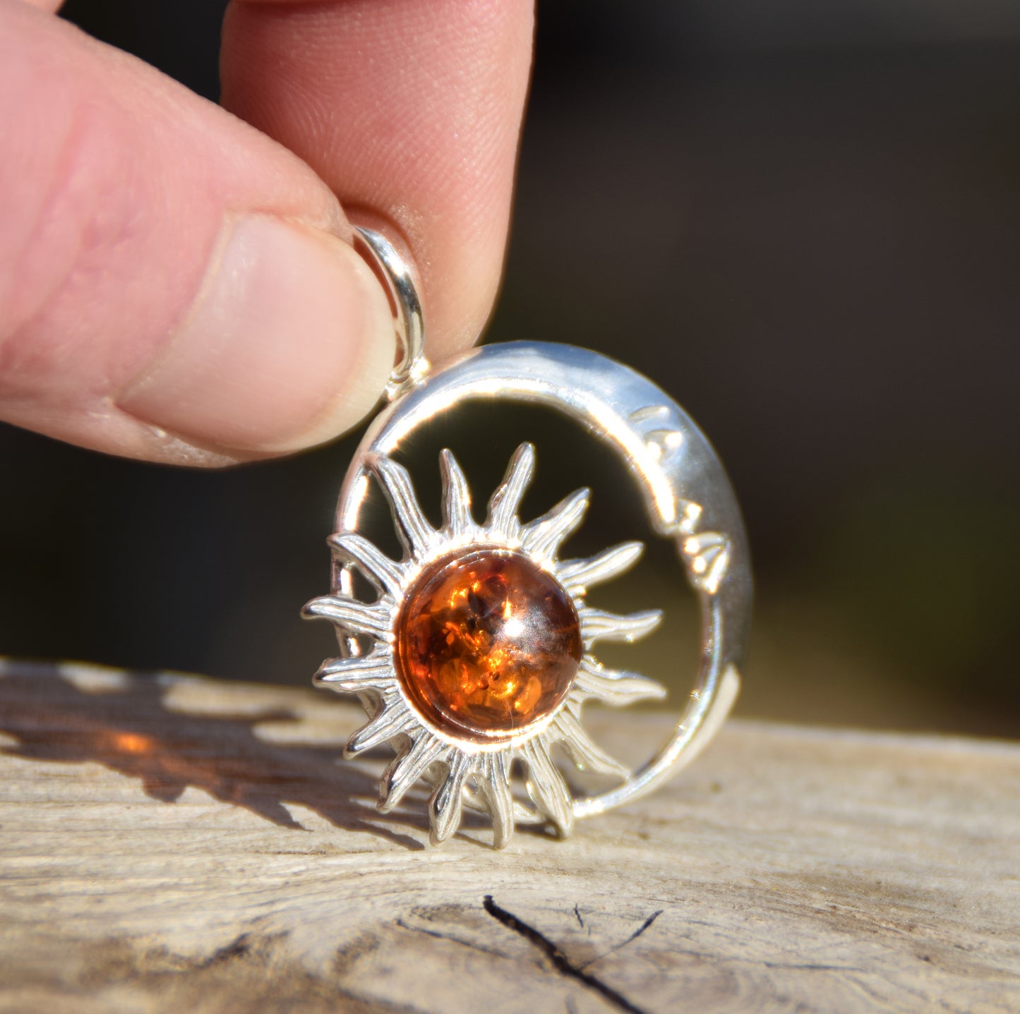 Romantico ciondolo con il sole e luna in Ambra naturale color cognac e Argento 925, MJ Baltica, BW045