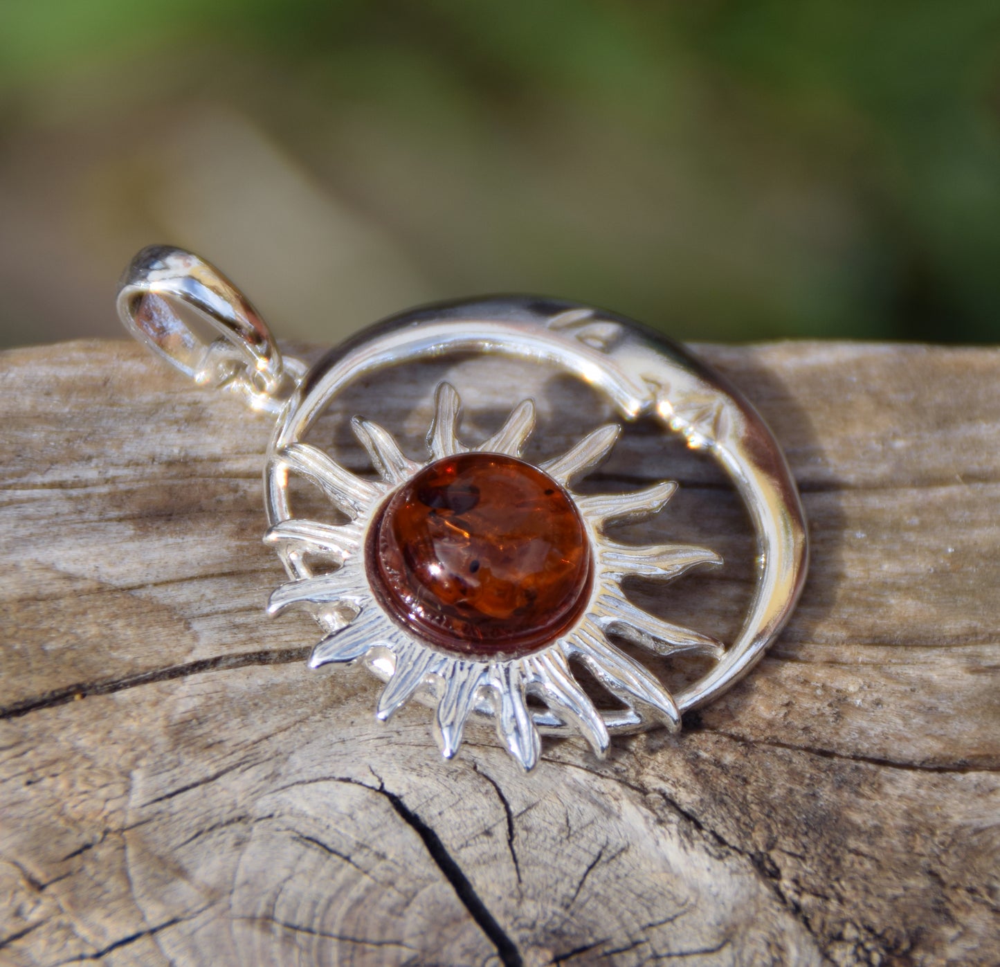 Romantico ciondolo con il sole e luna in Ambra naturale color cognac e Argento 925, MJ Baltica, BW045