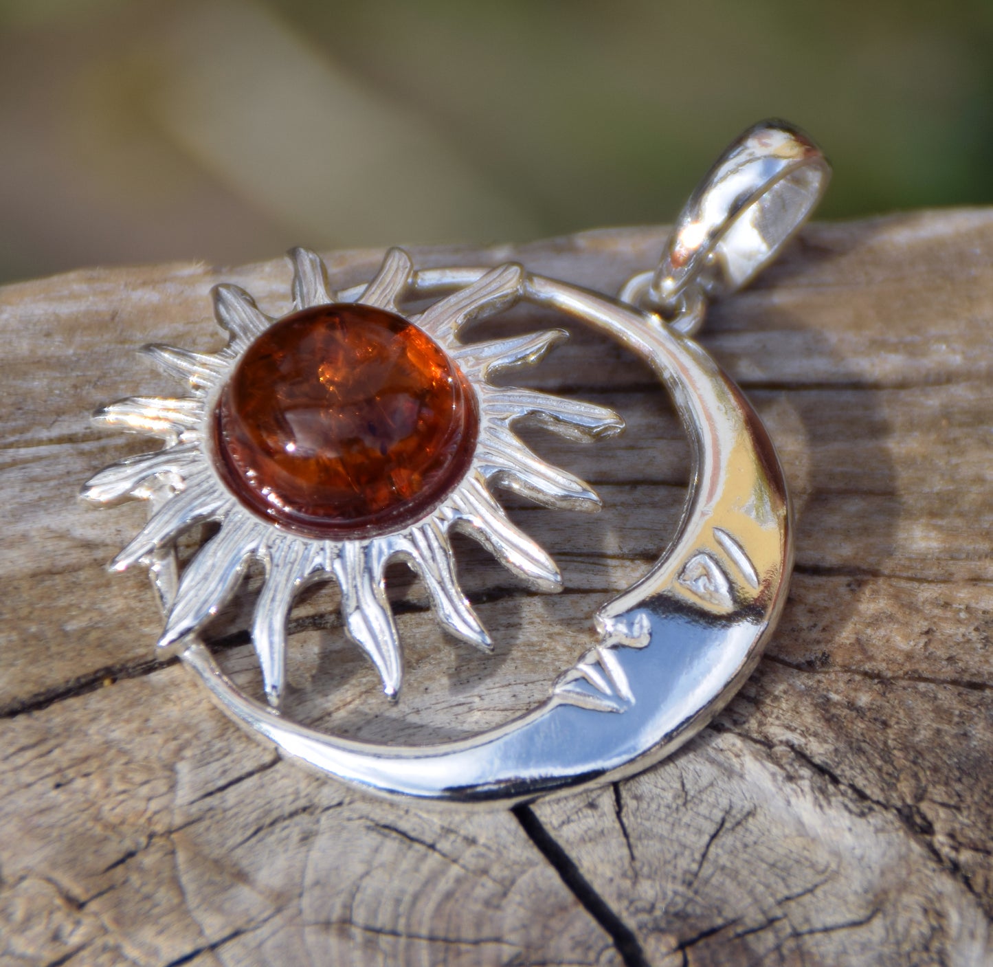 Romantico ciondolo con il sole e luna in Ambra naturale color cognac e Argento 925, MJ Baltica, BW045