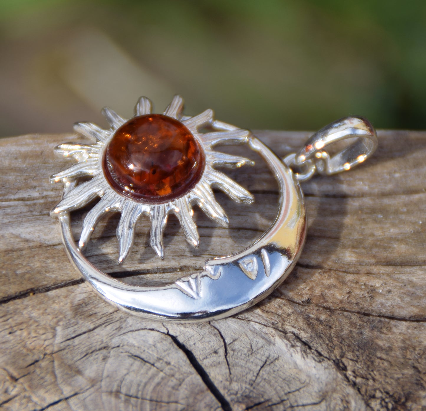 Romantico ciondolo con il sole e luna in Ambra naturale color cognac e Argento 925, MJ Baltica, BW045