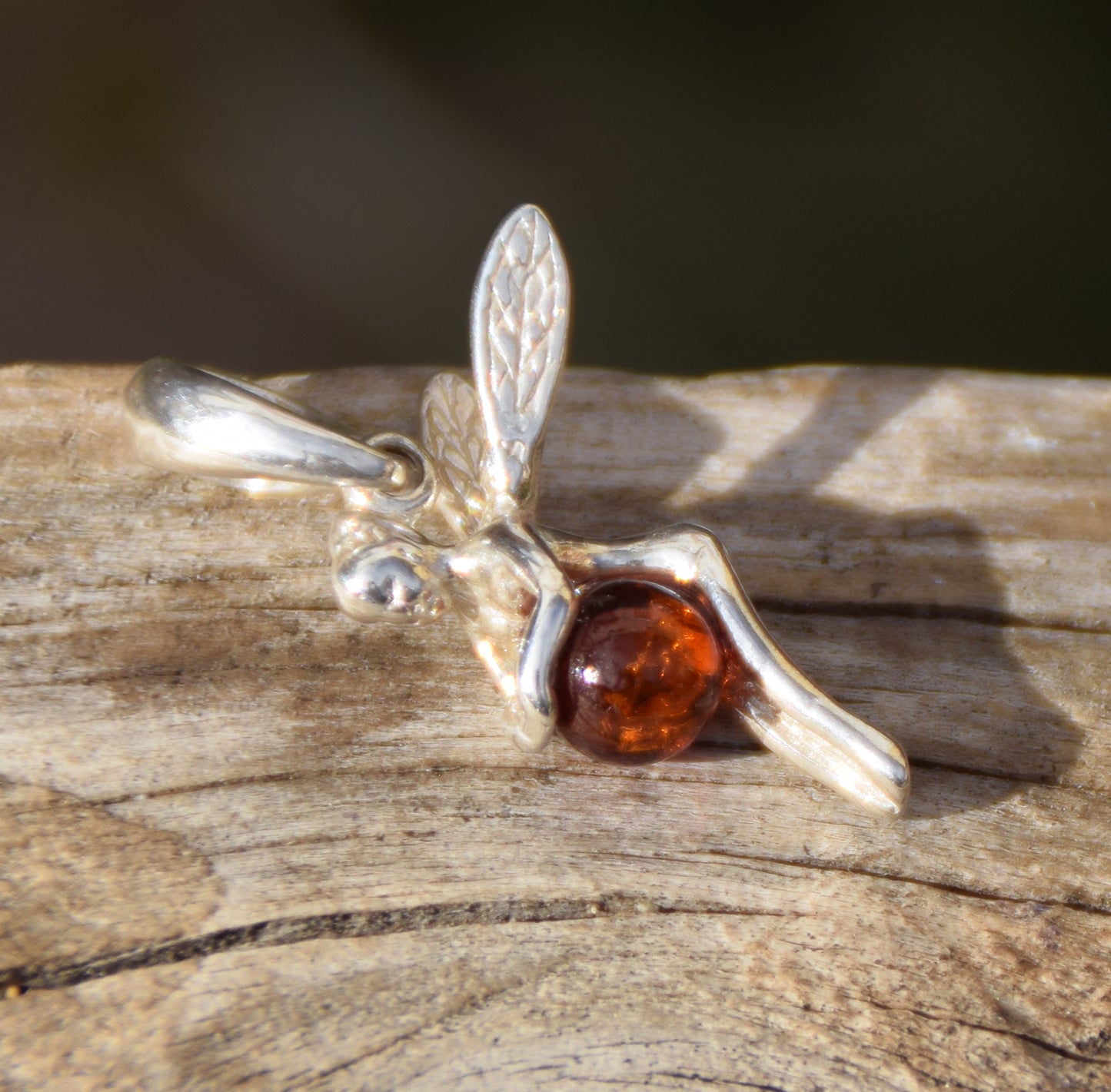 Delicato ciondolo con la fata in Ambra naturale color cognac e Argento 925, MJ Baltica, BW048