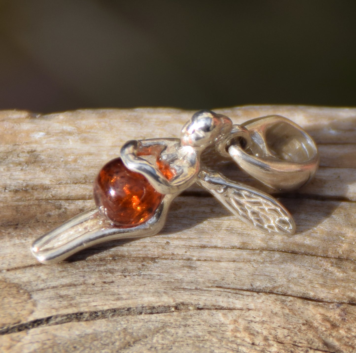 Delicato ciondolo con la fata in Ambra naturale color cognac e Argento 925, MJ Baltica, BW048