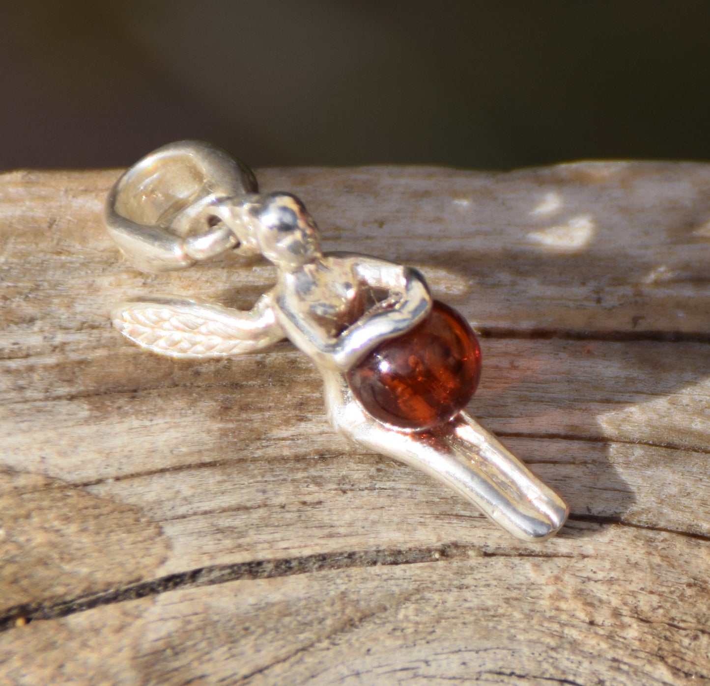 Delicato ciondolo con la fata in Ambra naturale color cognac e Argento 925, MJ Baltica, BW048
