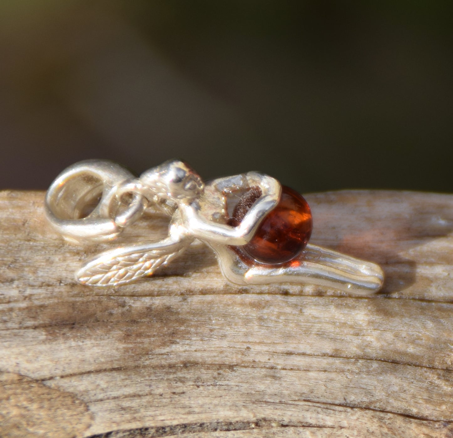 Delicato ciondolo con la fata in Ambra naturale color cognac e Argento 925, MJ Baltica, BW048