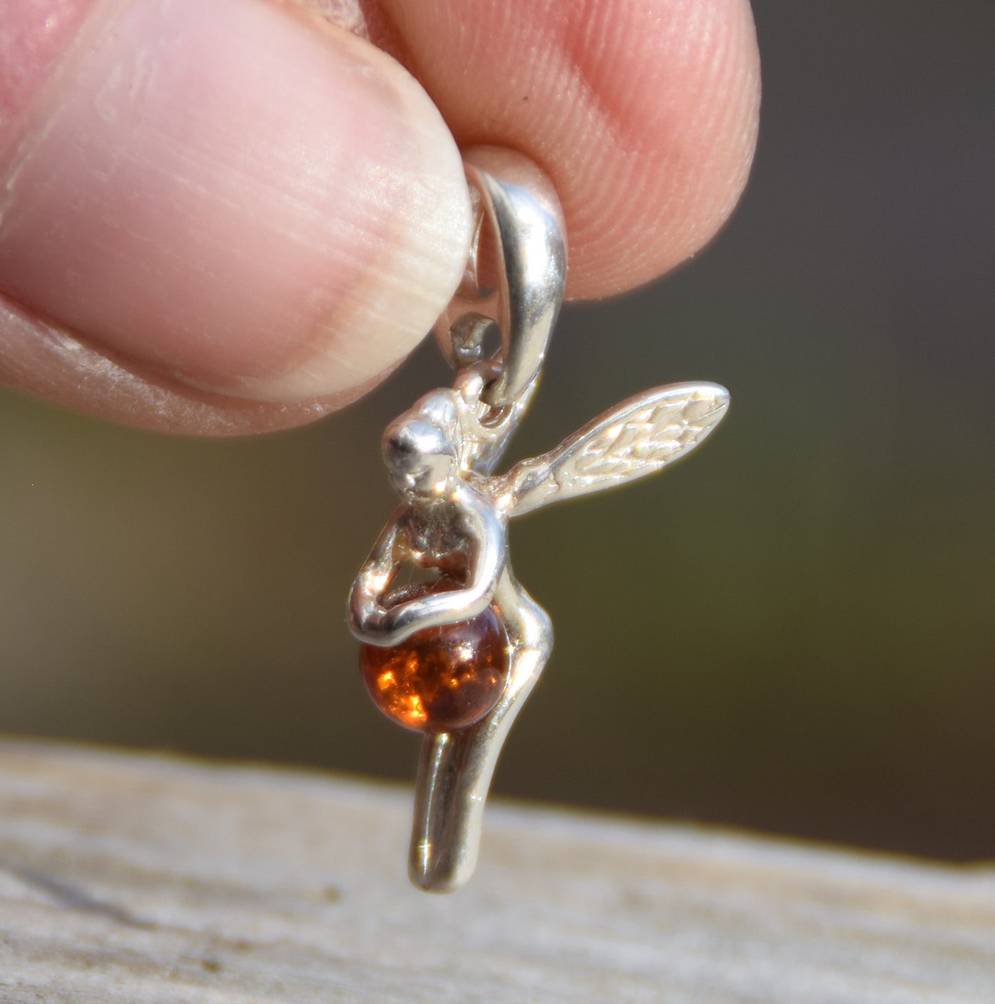 Delicato ciondolo con la fata in Ambra naturale color cognac e Argento 925, MJ Baltica, BW048