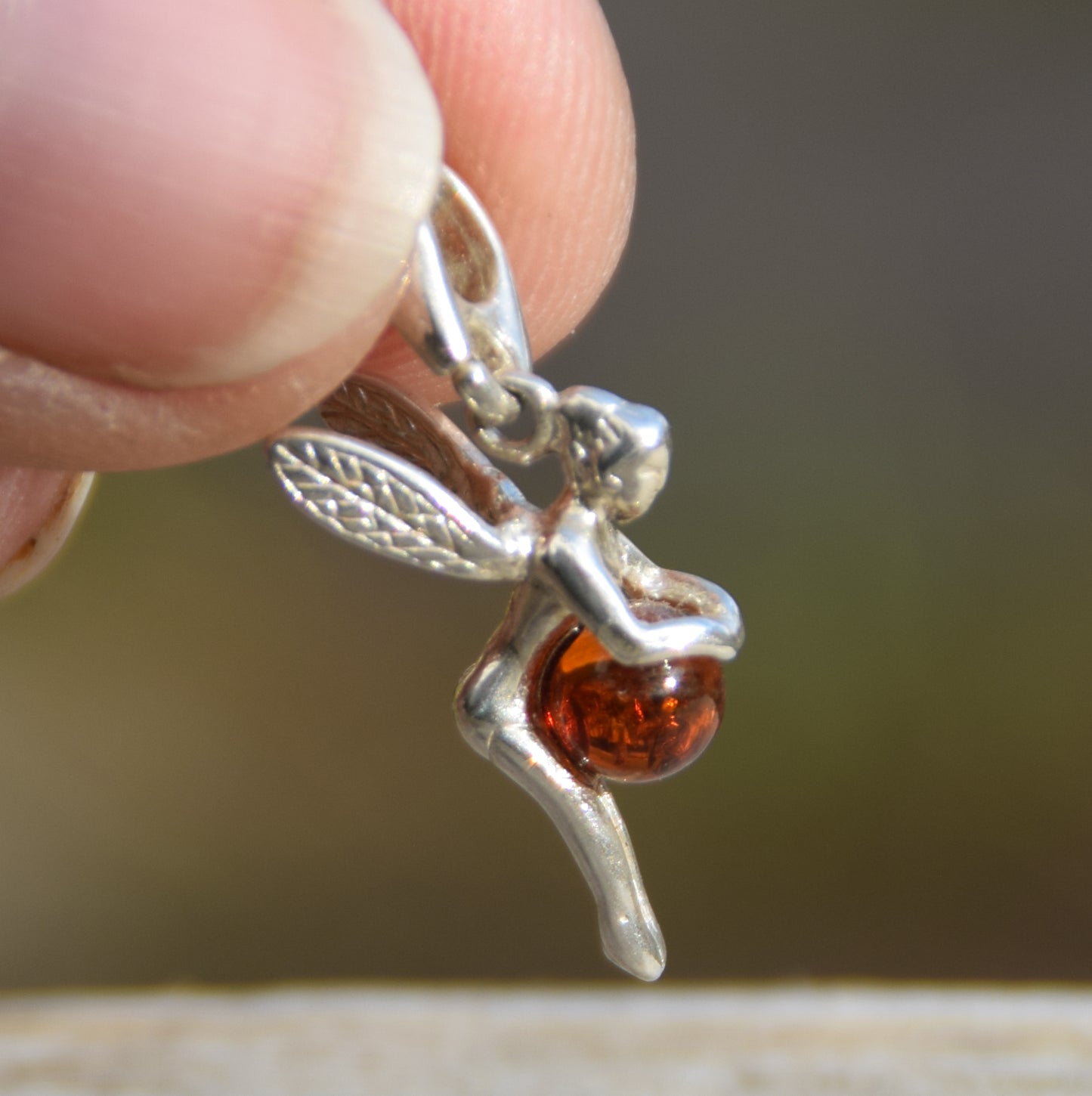 Delicato ciondolo con la fata in Ambra naturale color cognac e Argento 925, MJ Baltica, BW048