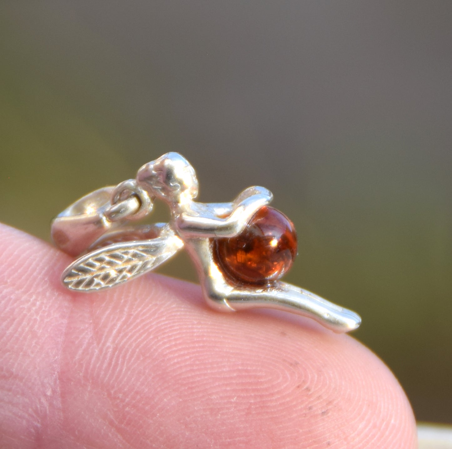 Delicato ciondolo con la fata in Ambra naturale color cognac e Argento 925, MJ Baltica, BW048