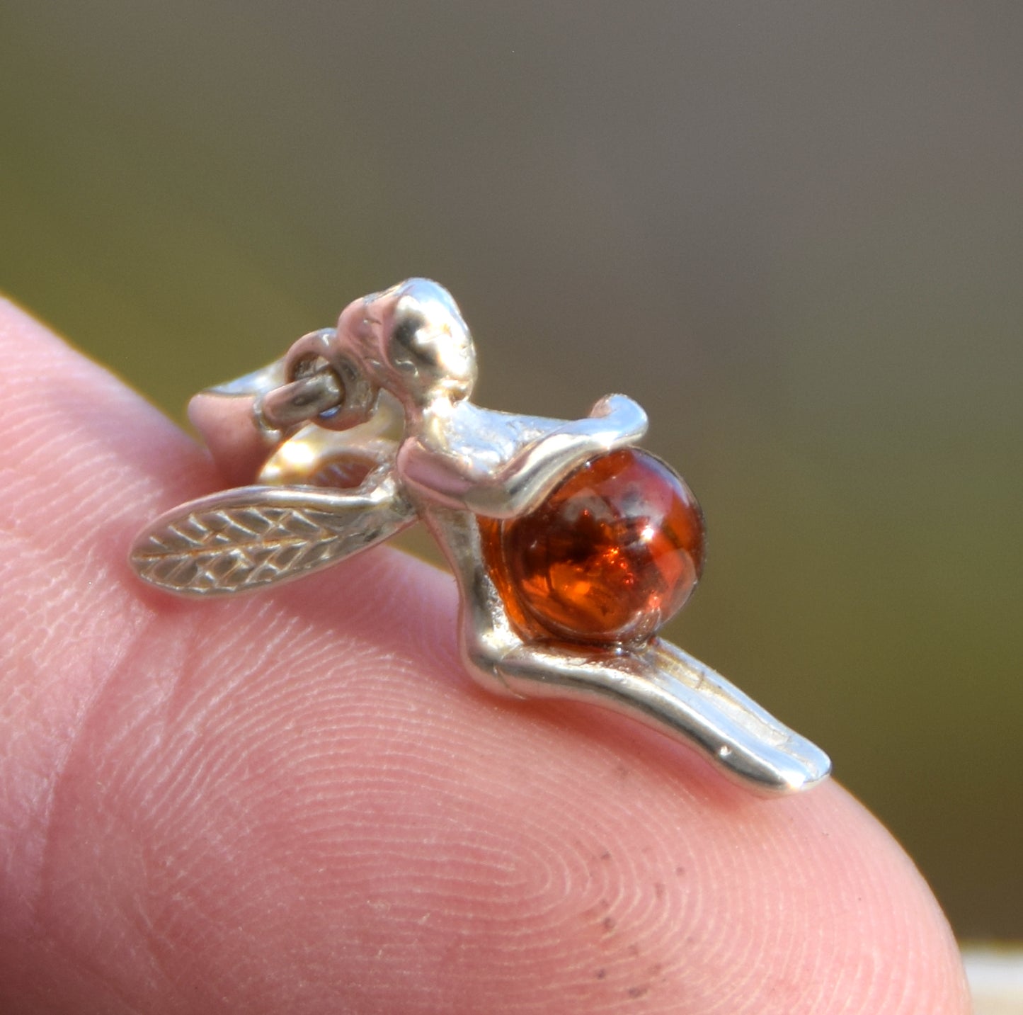 Delicato ciondolo con la fata in Ambra naturale color cognac e Argento 925, MJ Baltica, BW048