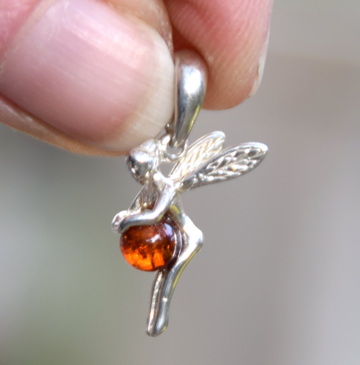 Delicato ciondolo con la fata in Ambra naturale color cognac e Argento 925, MJ Baltica, BW048