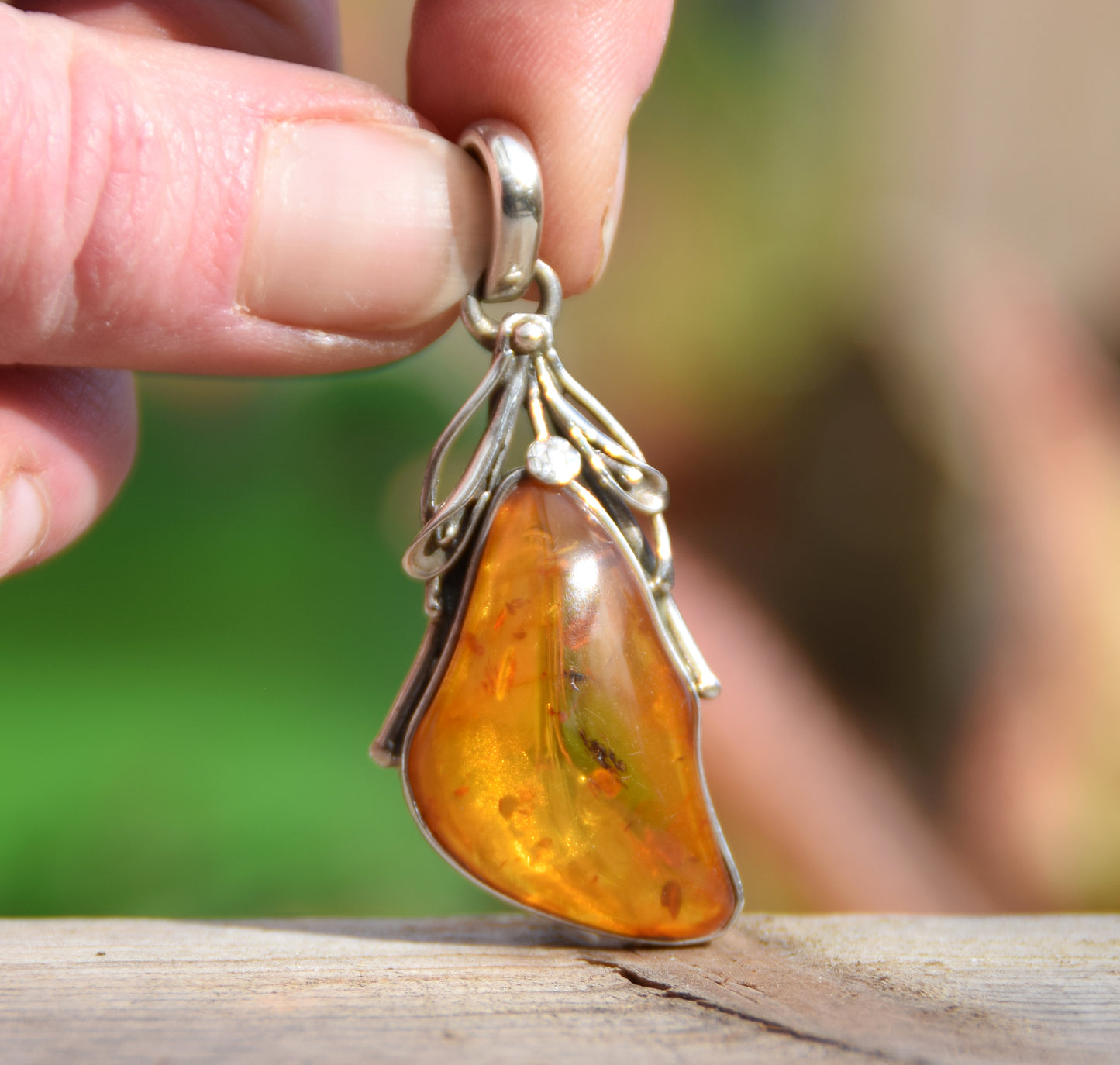 Important pendant with floral decoration in irregular cognac-colored natural Amber and 925 Silver, MJ Baltica, BW090