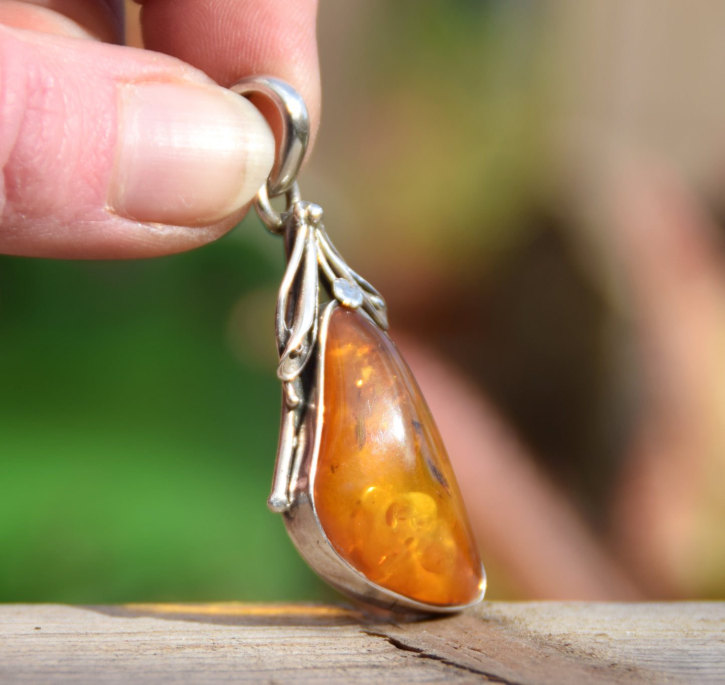 Important pendant with floral decoration in irregular cognac-colored natural Amber and 925 Silver, MJ Baltica, BW090