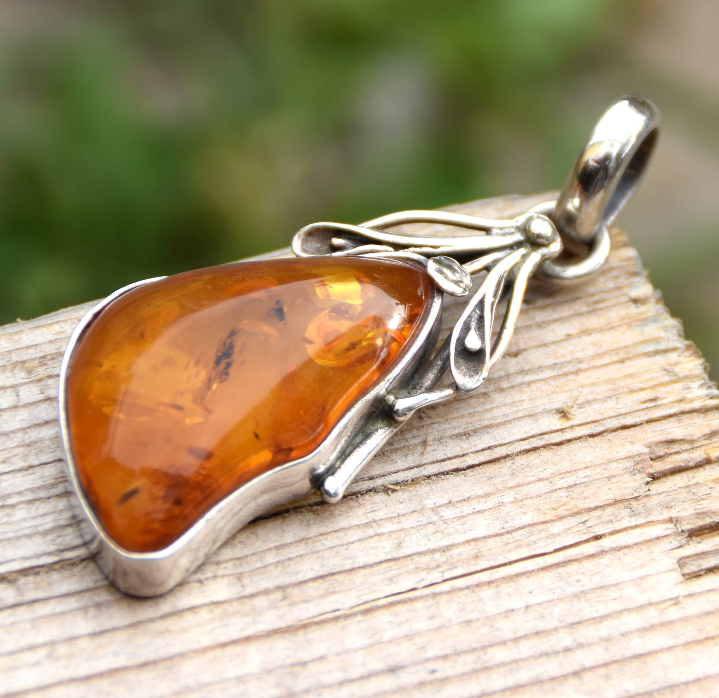 Important pendant with floral decoration in irregular cognac-colored natural Amber and 925 Silver, MJ Baltica, BW090