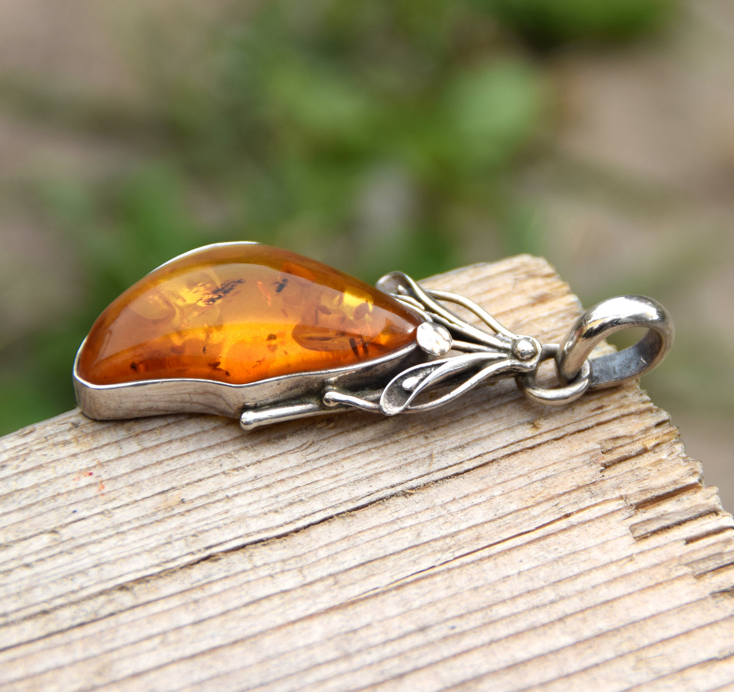 Important pendant with floral decoration in irregular cognac-colored natural Amber and 925 Silver, MJ Baltica, BW090