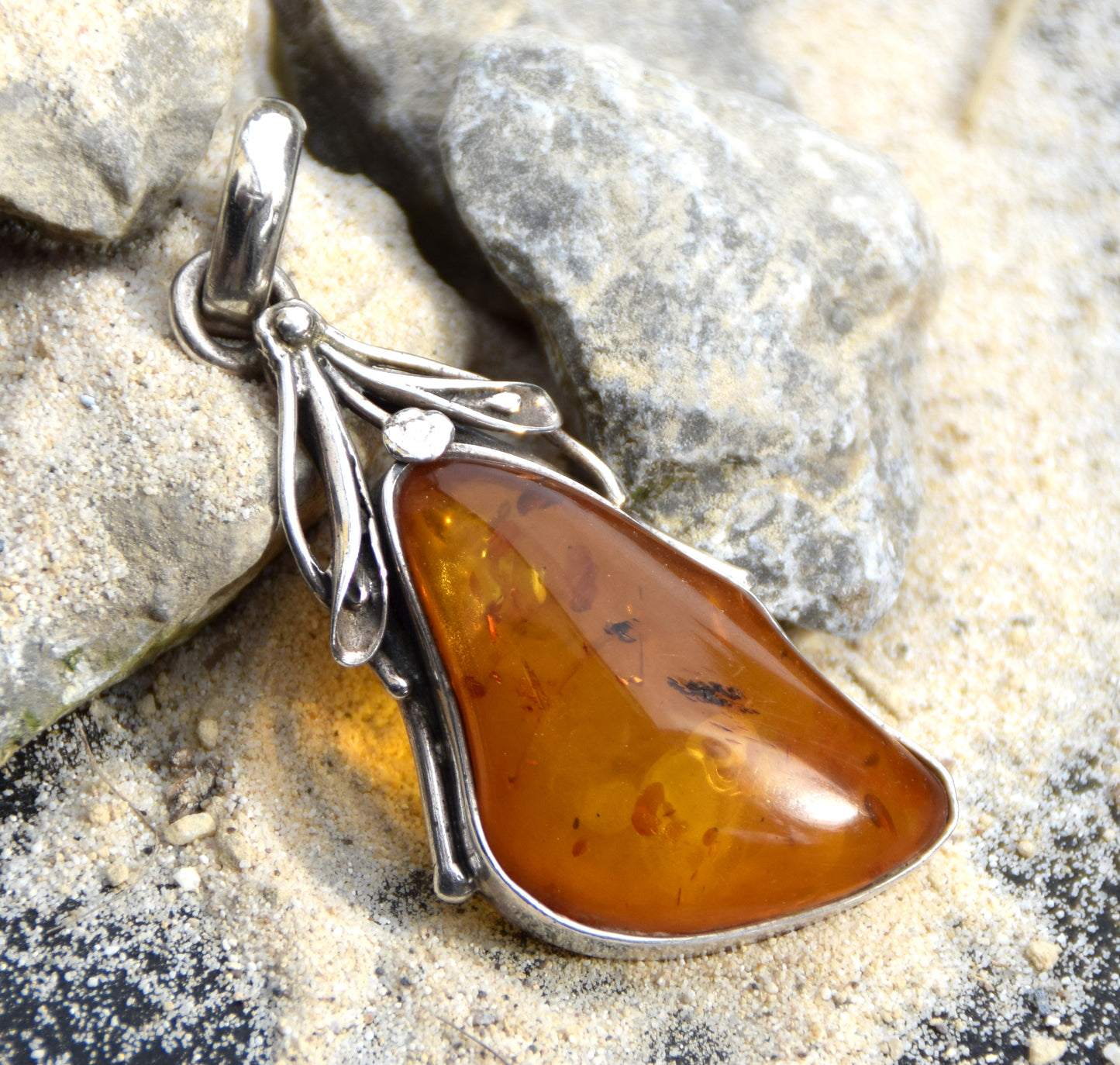 Important pendant with floral decoration in irregular cognac-colored natural Amber and 925 Silver, MJ Baltica, BW090
