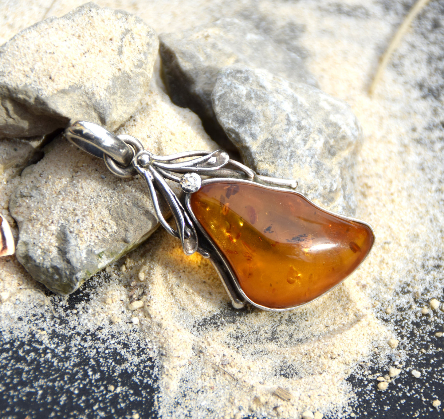 Important pendant with floral decoration in irregular cognac-colored natural Amber and 925 Silver, MJ Baltica, BW090