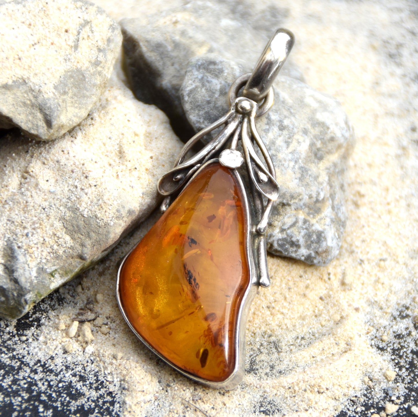 Important pendant with floral decoration in irregular cognac-colored natural Amber and 925 Silver, MJ Baltica, BW090