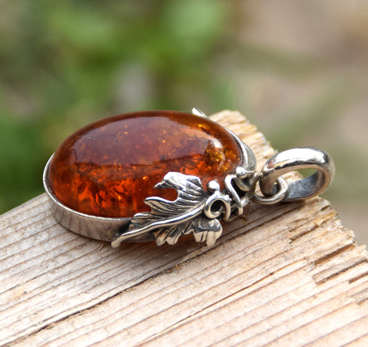 Classic large oval pendant in natural cognac-colored Amber and 925 Silver, MJ Baltica, BW092