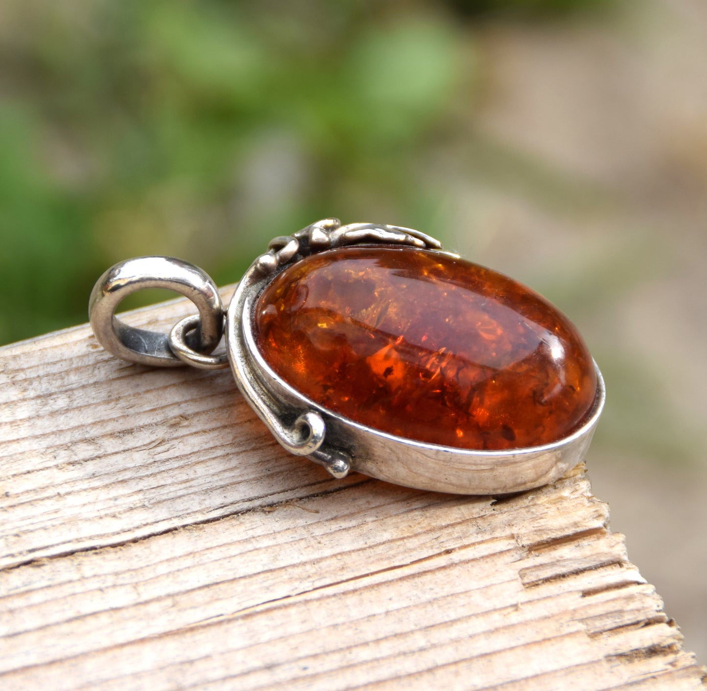 Classico grande ciondolo ovale in Ambra naturale color cognac e Argento 925, MJ Baltica, BW092