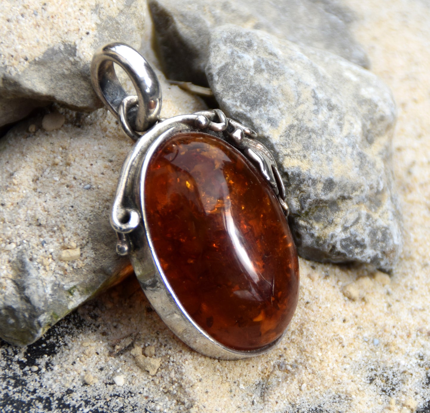 Classico grande ciondolo ovale in Ambra naturale color cognac e Argento 925, MJ Baltica, BW092