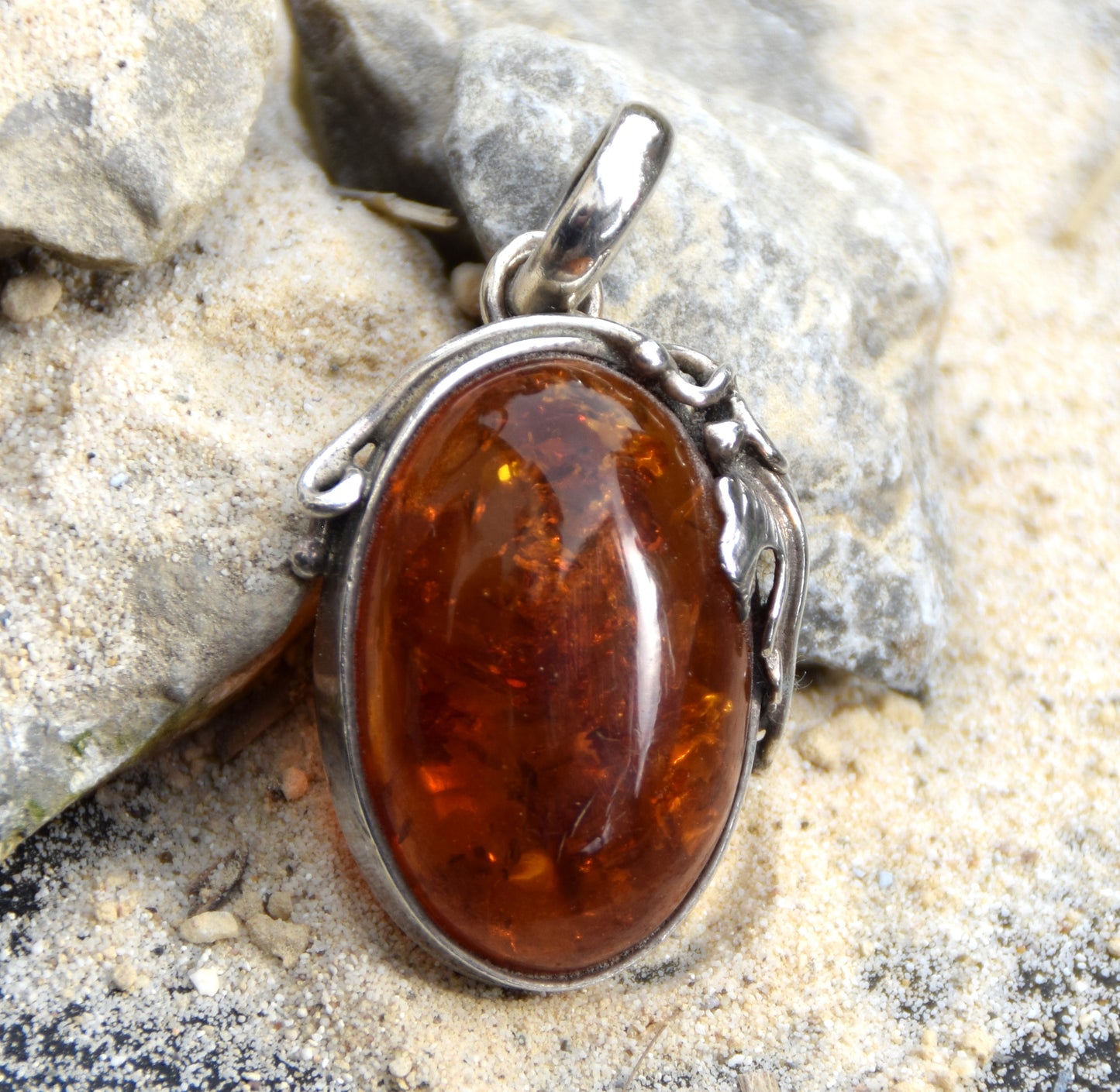 Classico grande ciondolo ovale in Ambra naturale color cognac e Argento 925, MJ Baltica, BW092