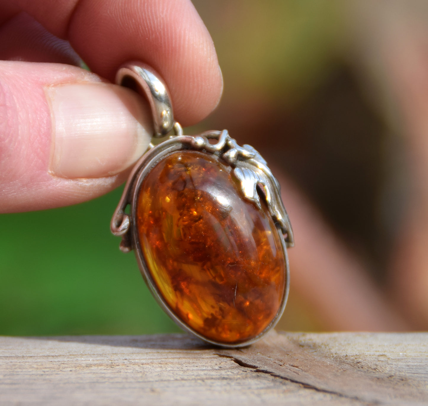 Classico grande ciondolo ovale in Ambra naturale color cognac e Argento 925, MJ Baltica, BW092