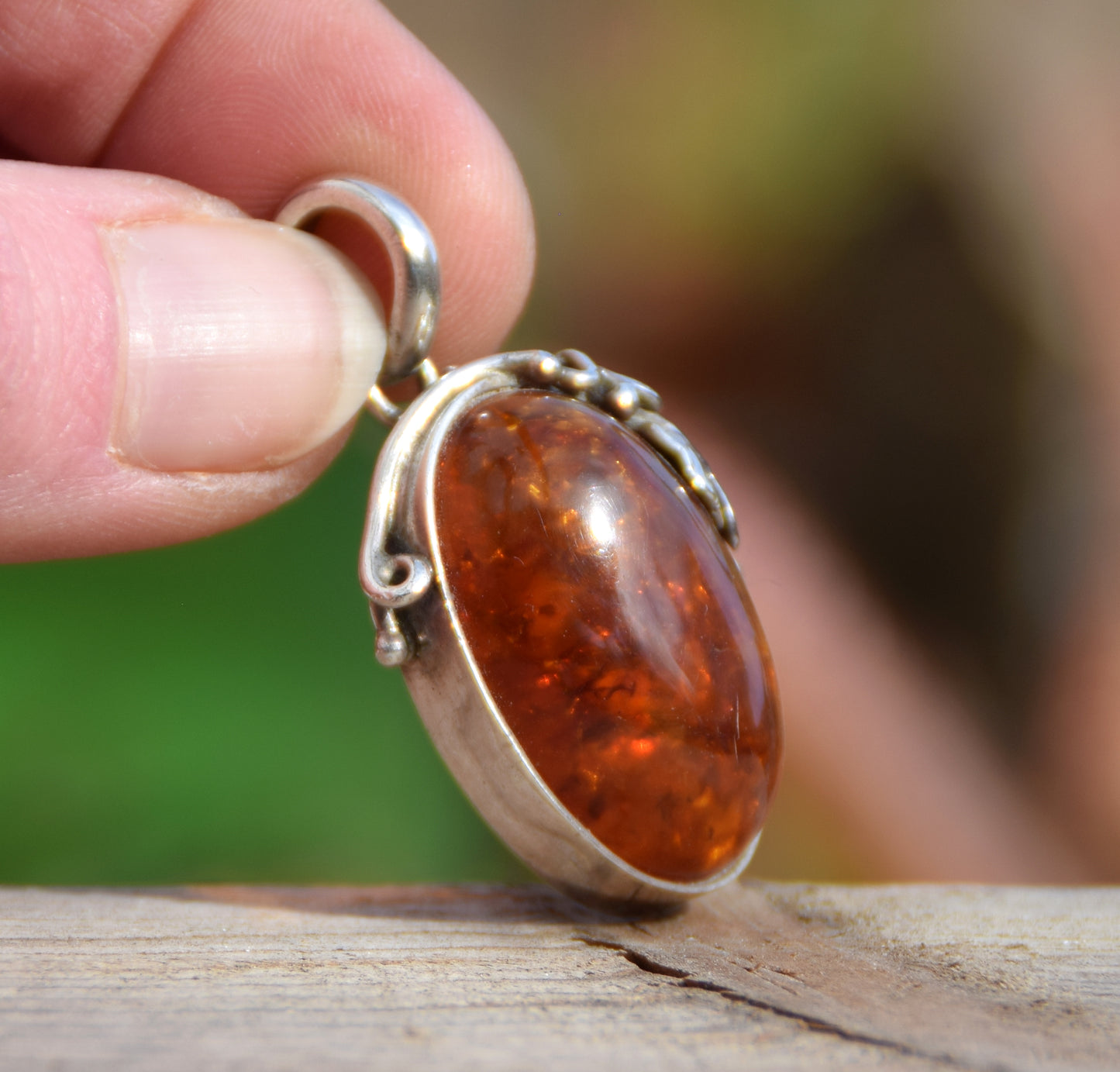 Classico grande ciondolo ovale in Ambra naturale color cognac e Argento 925, MJ Baltica, BW092