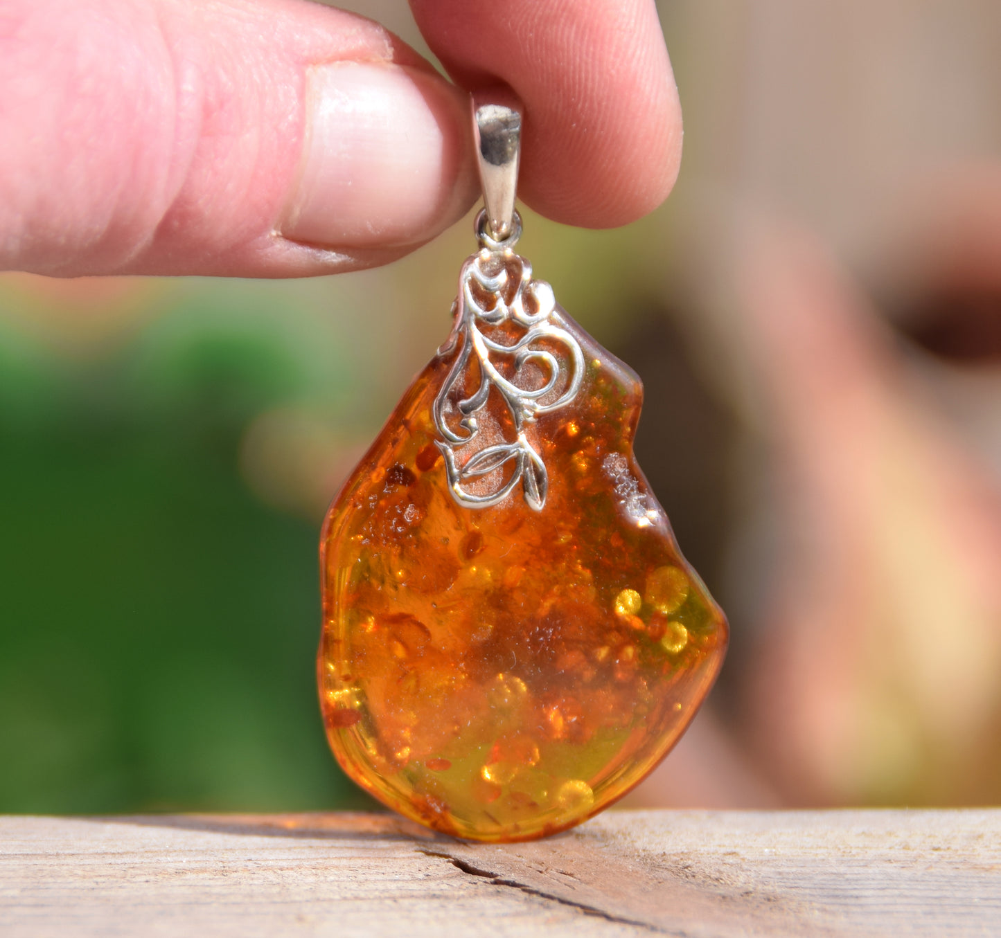 Grande ciondolo con Ambra naturale color cognac di forma irregolare e Argento 925, MJ Baltica, BW112
