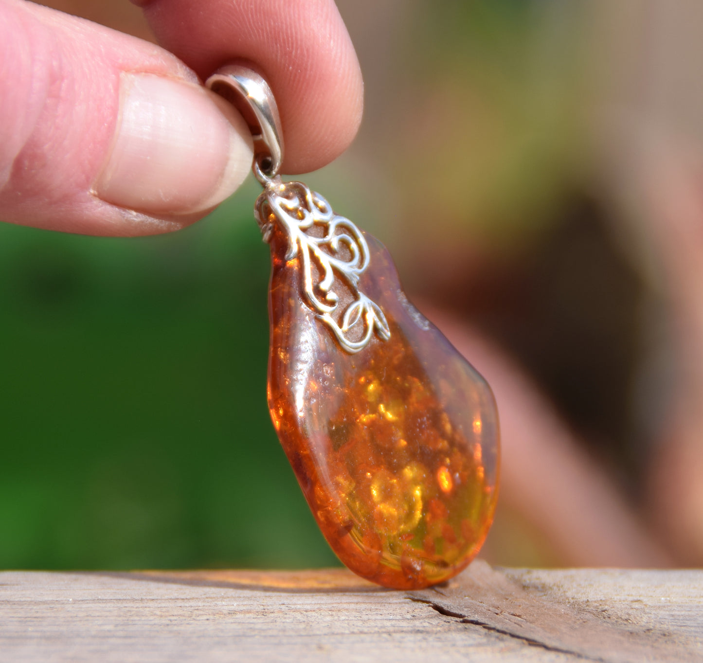 Grande ciondolo con Ambra naturale color cognac di forma irregolare e Argento 925, MJ Baltica, BW112