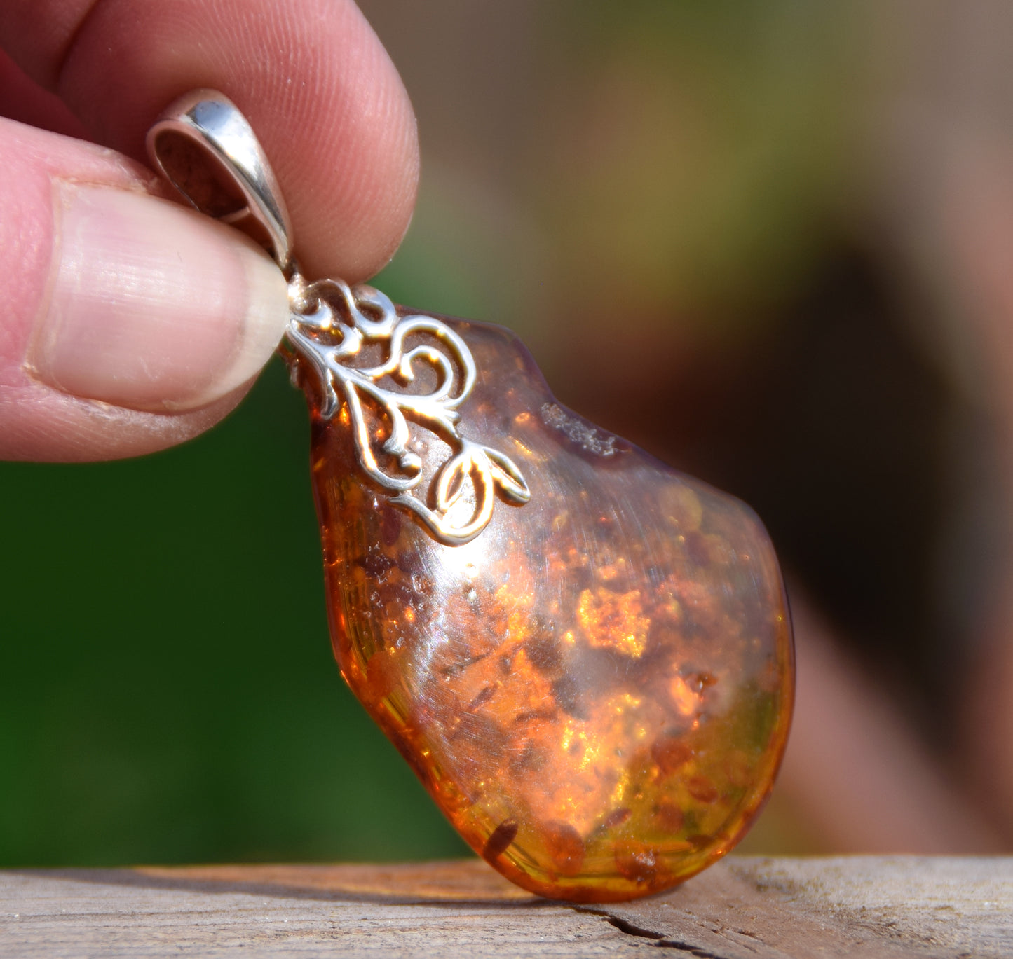 Grande ciondolo con Ambra naturale color cognac di forma irregolare e Argento 925, MJ Baltica, BW112
