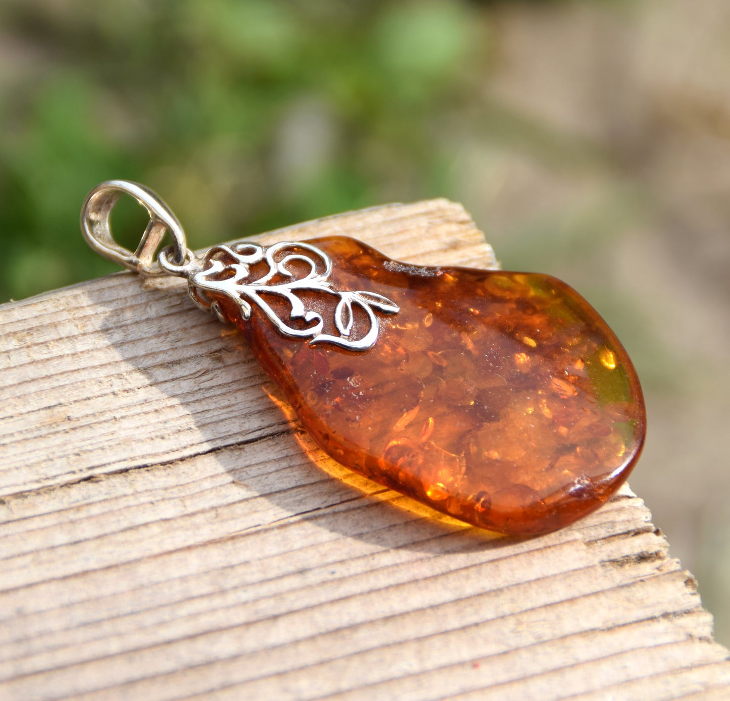 Grande ciondolo con Ambra naturale color cognac di forma irregolare e Argento 925, MJ Baltica, BW112