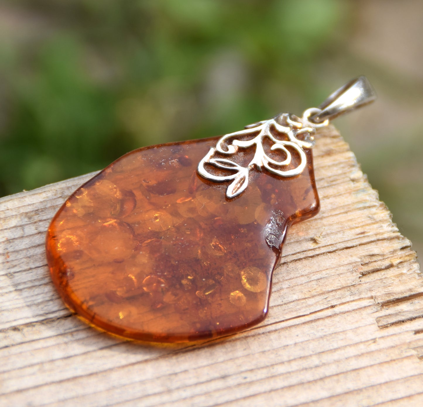 Grande ciondolo con Ambra naturale color cognac di forma irregolare e Argento 925, MJ Baltica, BW112