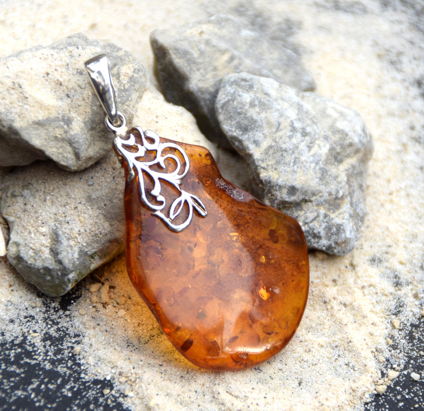 Grande ciondolo con Ambra naturale color cognac di forma irregolare e Argento 925, MJ Baltica, BW112