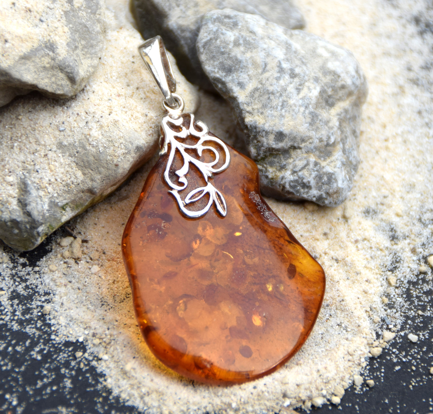 Grande ciondolo con Ambra naturale color cognac di forma irregolare e Argento 925, MJ Baltica, BW112