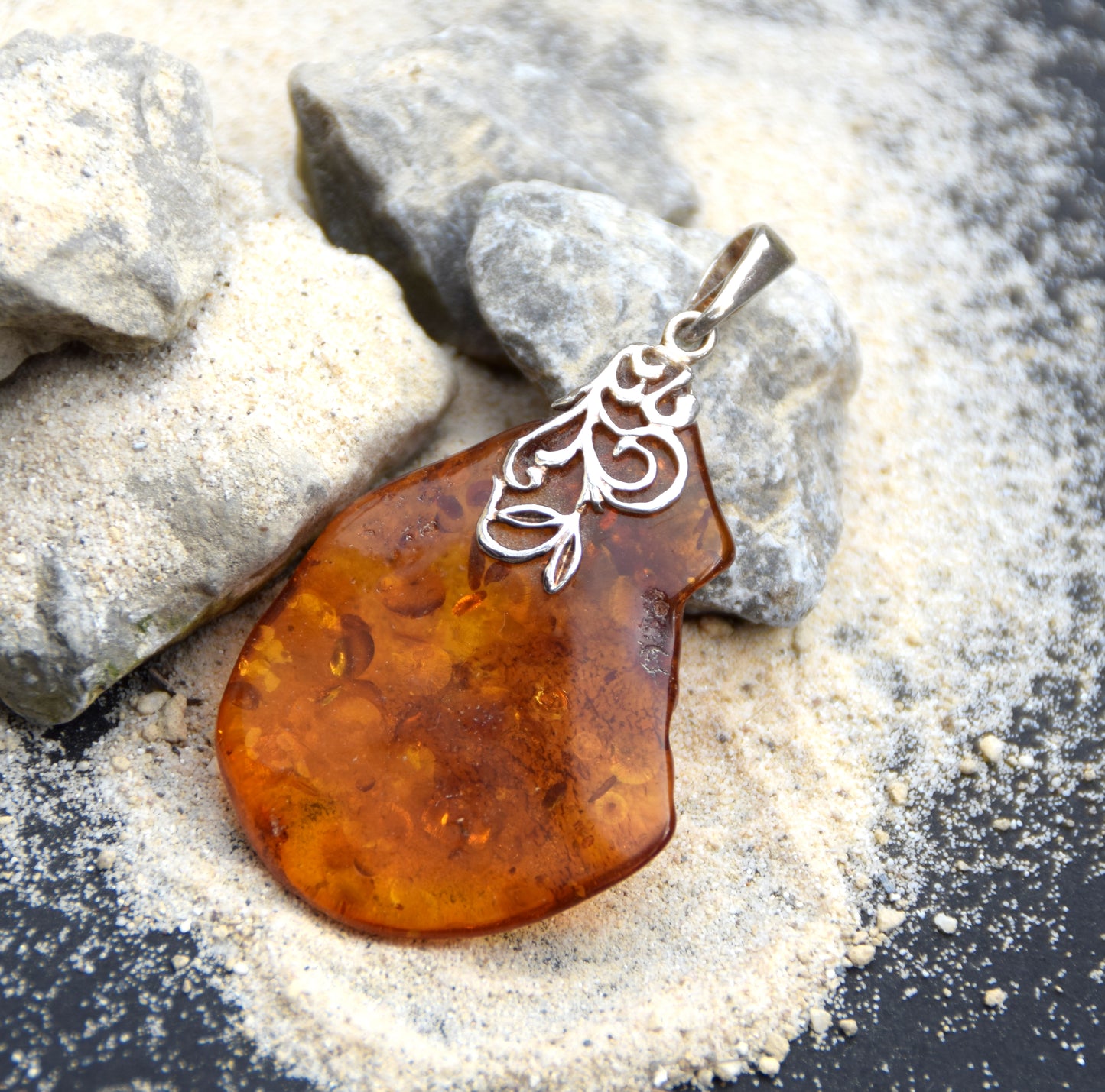 Grande ciondolo con Ambra naturale color cognac di forma irregolare e Argento 925, MJ Baltica, BW112