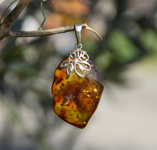 MJ Baltica, ciondolo, Ambra naturale Baltica, Argento 925, irregolare, luminoso, intenso, decoro raffinato, BW113