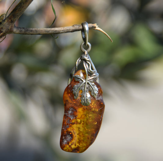 MJ Baltica, ciondolo, Ambra naturale Baltica, Argento 925, grande, irregolare,luminosa, foglia, BW114