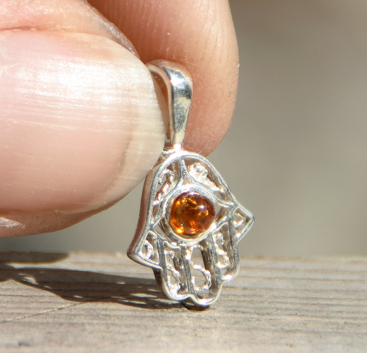 Delicato ciondolo con mano di Fatima in Ambra naturale color cognac e Argento 925, MJ Baltica, BW139