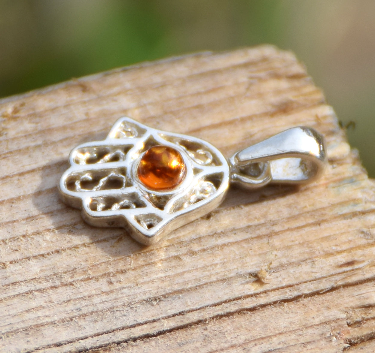Delicato ciondolo con mano di Fatima in Ambra naturale color cognac e Argento 925, MJ Baltica, BW139